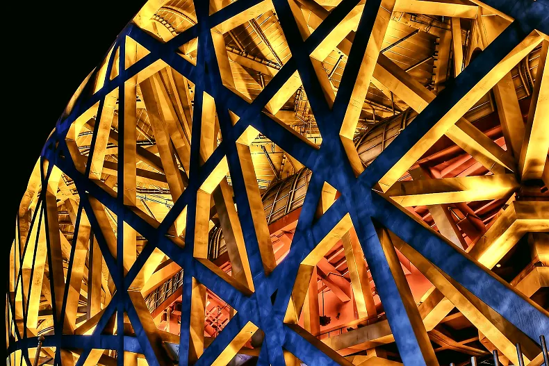 哈兰德在禁区内争抢与射门的画面(第二点与补射:把队友的失败变成机会)